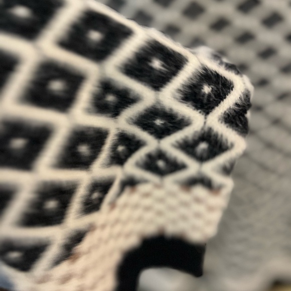 Cyrus diamond pattern soft sweater size L - Picture 8 of 8